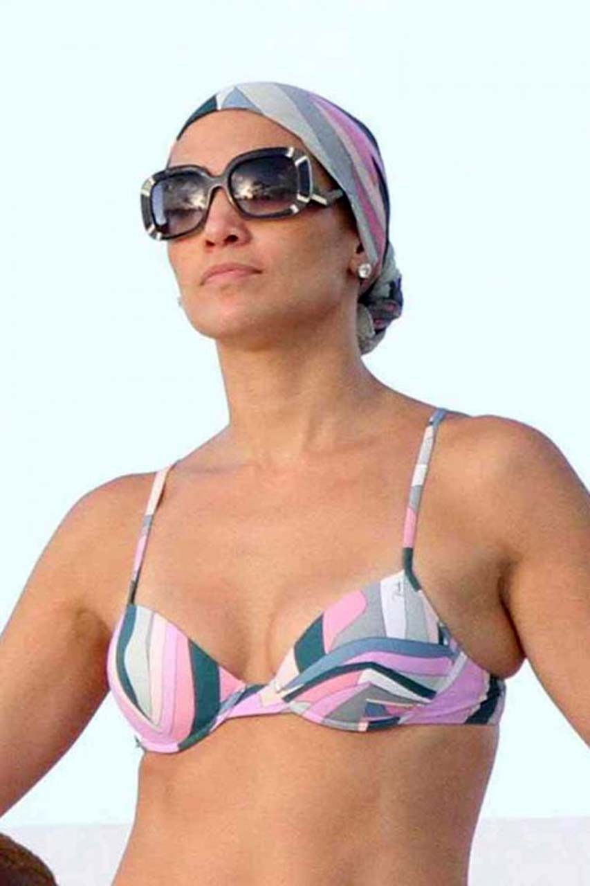 Jennifer lopez che espone il culo sexy del cazzo sul palco e belle tette in bikini top
 #75294500