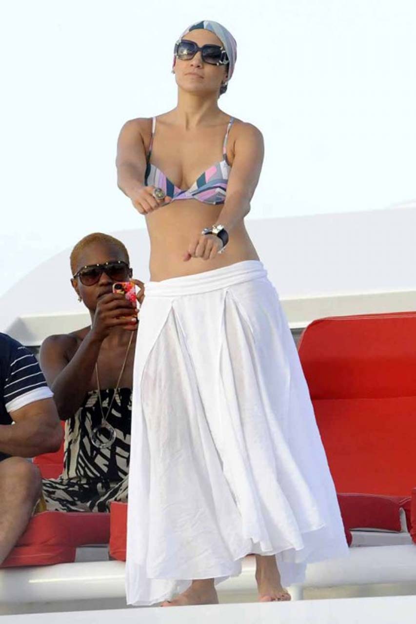 Jennifer lopez che espone il culo sexy del cazzo sul palco e belle tette in bikini top
 #75294507