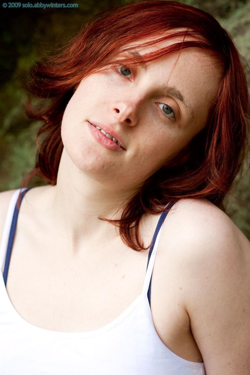Chatte rousse et poilue fille australienne amateur se déshabillant en plein air
 #77306077