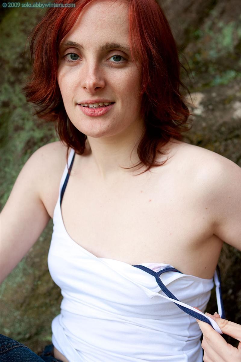 Chica amateur de coño peludo rojo desnudándose al aire libre
 #77306084
