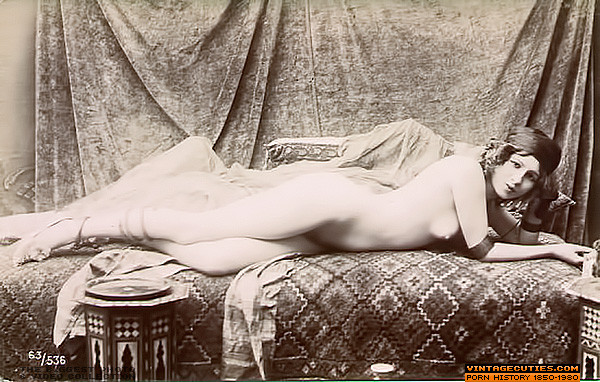 Vintage-Erotik von kurvigen Babes, die für kunstvolle Aktfotos posieren
 #72380426