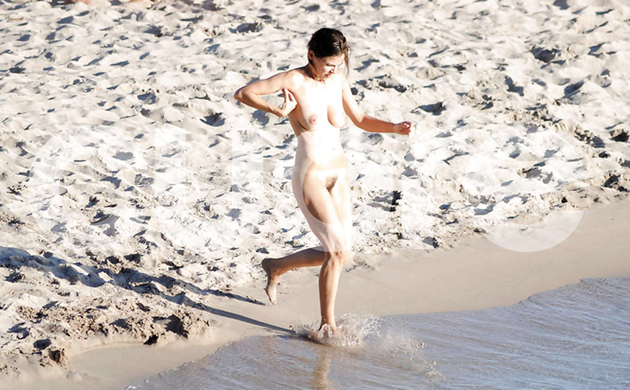 Elena anaya mostrando su coño peludo y sus grandes tetas y besando a una chica en la playa papar
 #75289378