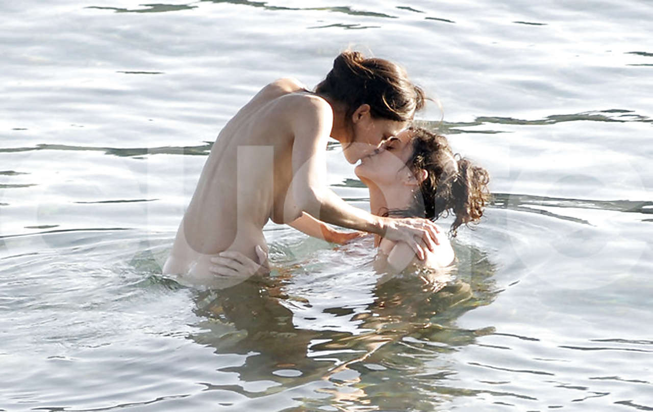 Elena anaya mostrando su coño peludo y sus grandes tetas y besando a una chica en la playa papar
 #75289404