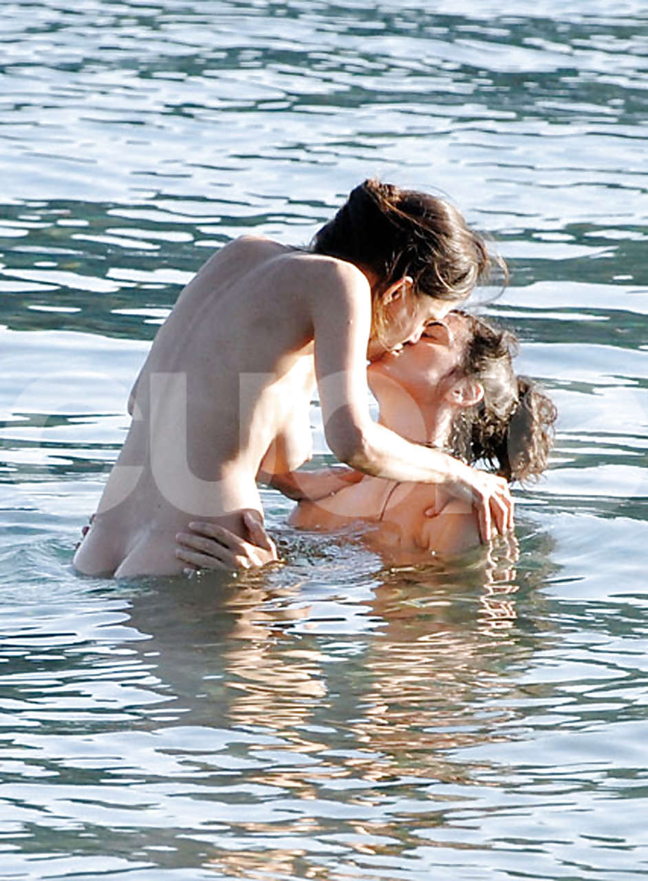 Elena anaya mostrando su coño peludo y sus grandes tetas y besando a una chica en la playa papar
 #75289410