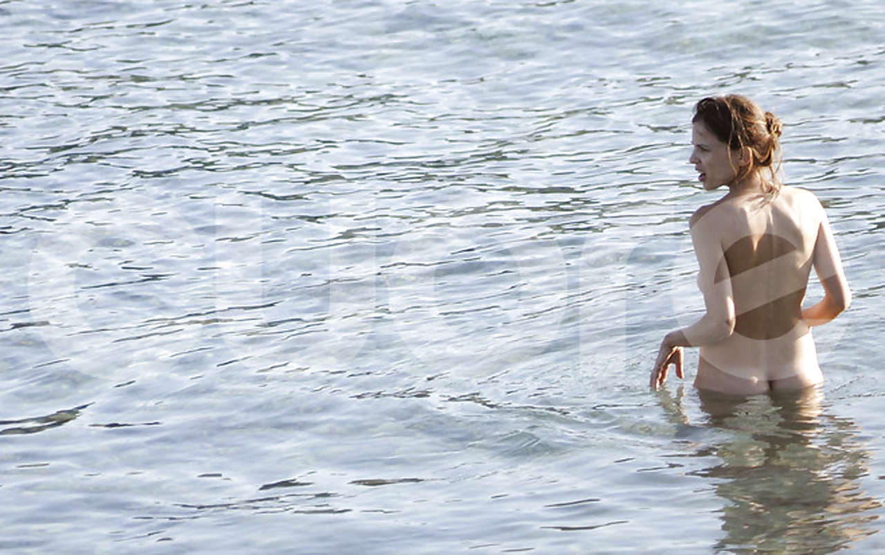 Elena anaya mostrando su coño peludo y sus grandes tetas y besando a una chica en la playa papar
 #75289415