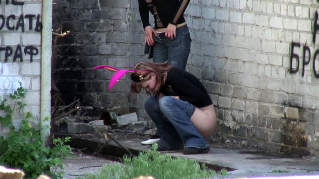 Two unsuspecting chicks make a pee in the open air #76524197