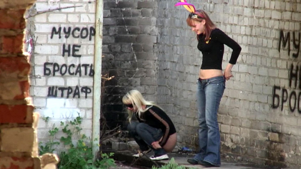 Two unsuspecting chicks make a pee in the open air #76524203