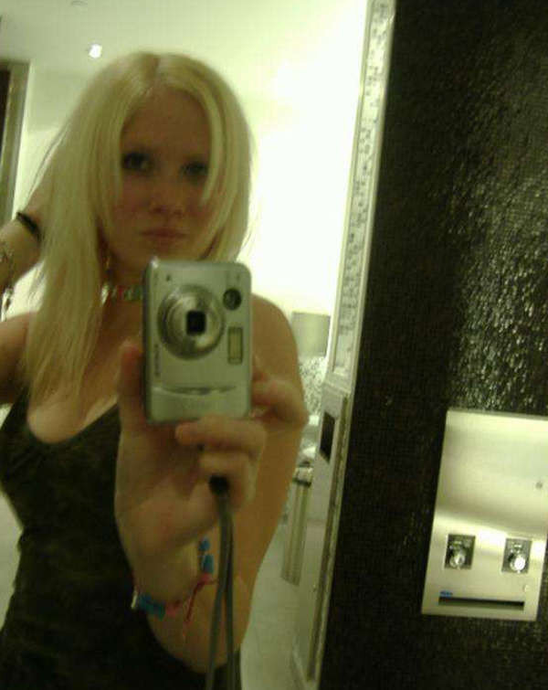 Une blonde chaude et sexy qui se prostitue devant une webcam
 #68333879