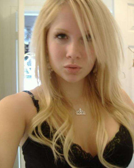 Une blonde chaude et sexy qui se prostitue devant une webcam
 #68333939