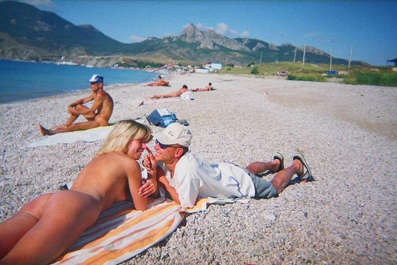 ヌーディストの女の子がビーチで寝そべっています。
 #72255655