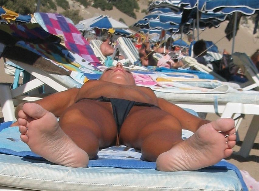 Regardez cette fille nudiste s'allonger sur la plage publique.
 #72255707