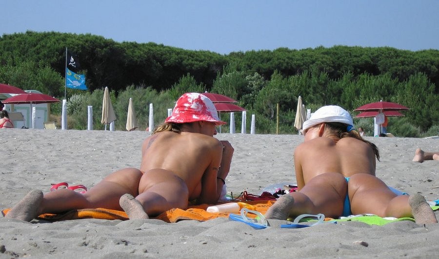 Adorabili giovani mettono a nudo i loro corpi in una spiaggia nudista
 #72257190