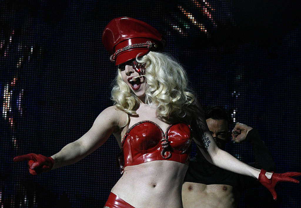 Lady Gaga guardando molto sexy in lingerie rossa e calze sul palco e l'esposizione 
 #75371030