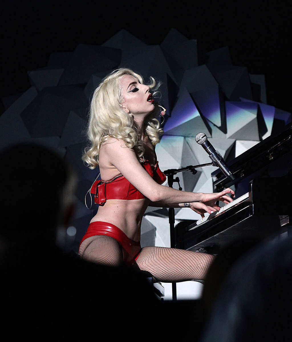 Lady Gaga guardando molto sexy in lingerie rossa e calze sul palco e l'esposizione 
 #75371034