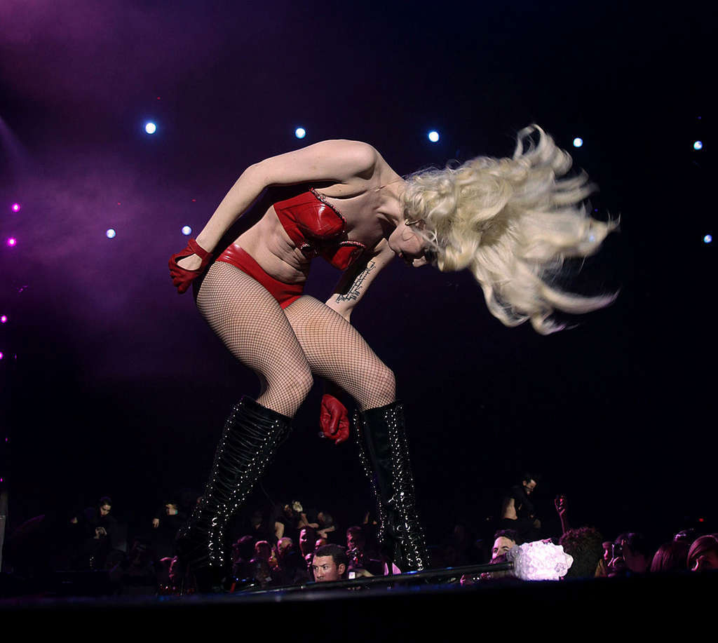 Lady Gaga guardando molto sexy in lingerie rossa e calze sul palco e l'esposizione 
 #75371039
