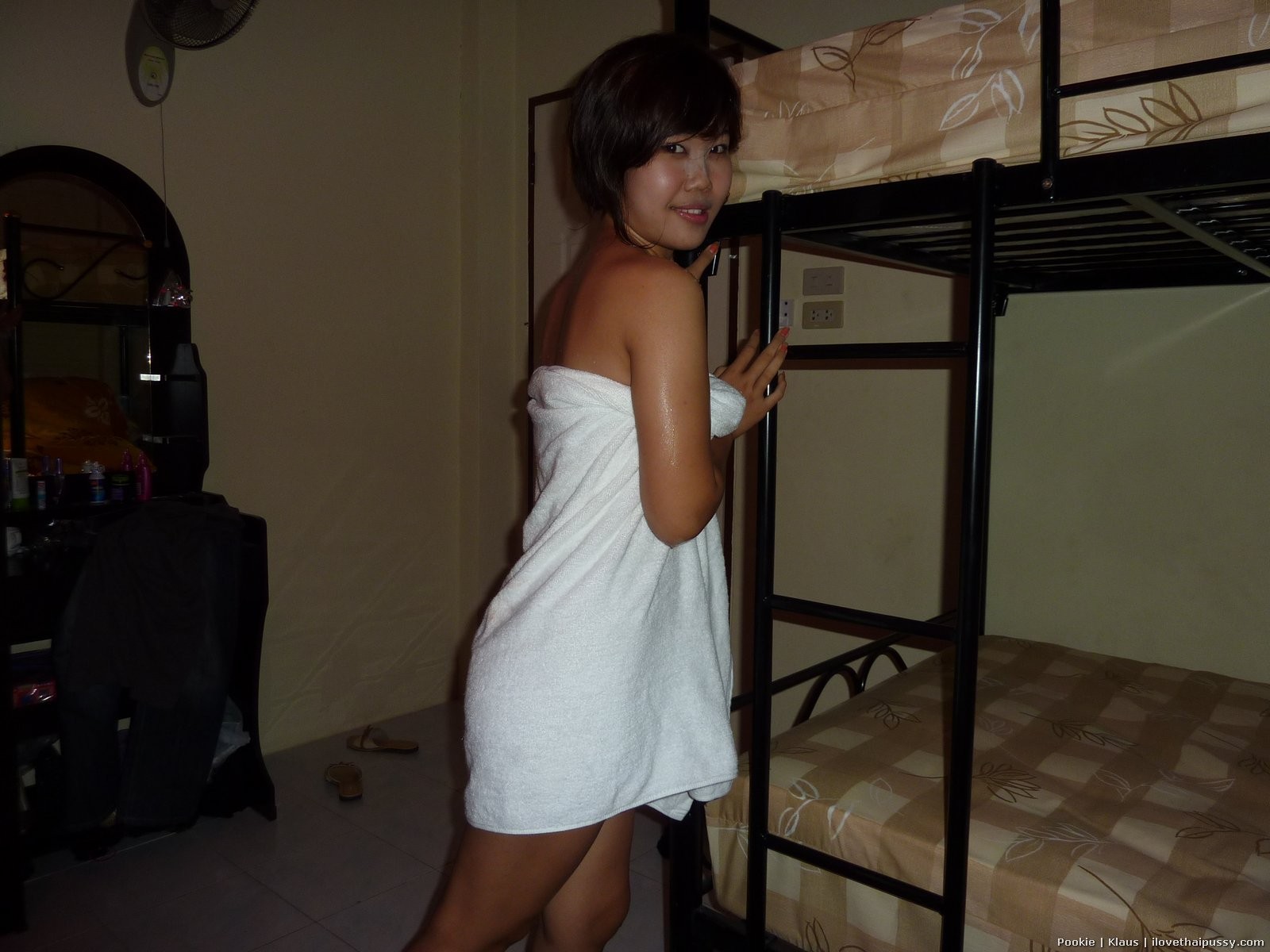 毛深いオマンコ タイの売春婦が休暇中の旅行者に挿入される アジアのアバズレ
 #69863420