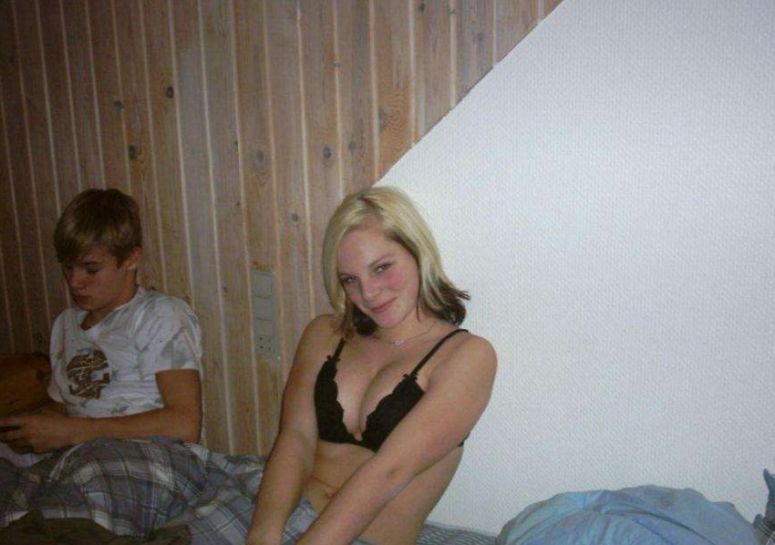 Photos d'une jeune amateur posant nue dans sa chambre
 #77091487