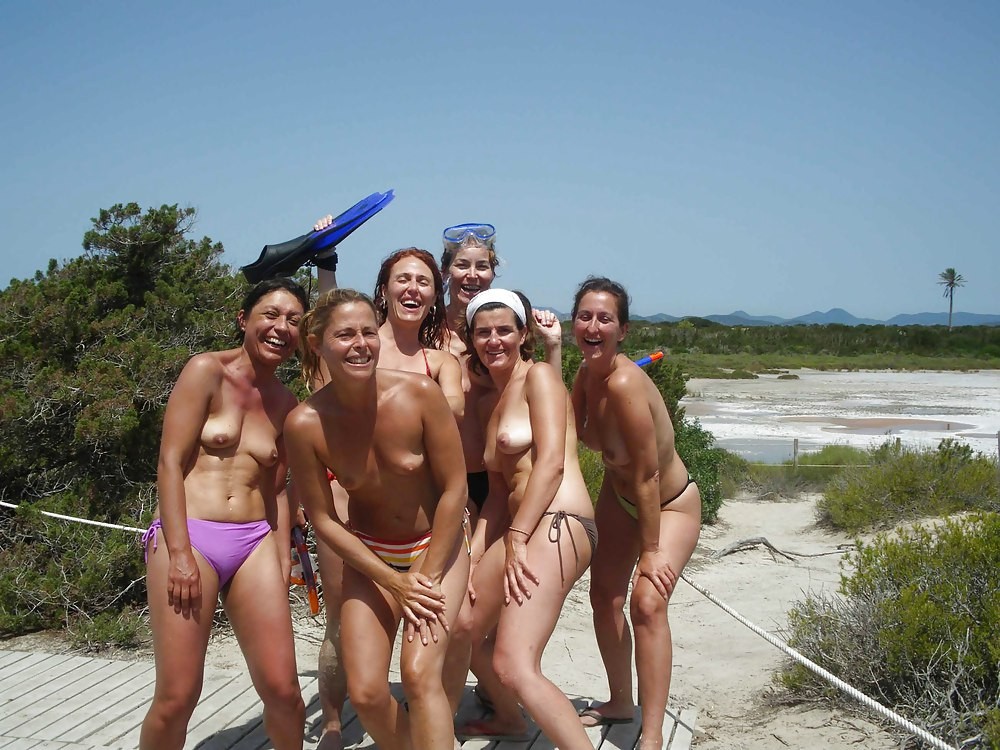 Brunetta si diverte a stare nuda su una spiaggia pubblica
 #72242158