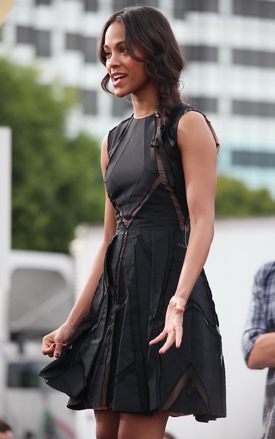 ゾーイ・サルダナ、黒の一部シースルーのミニドレスで「エキストラ」の撮影に臨む
 #75211097