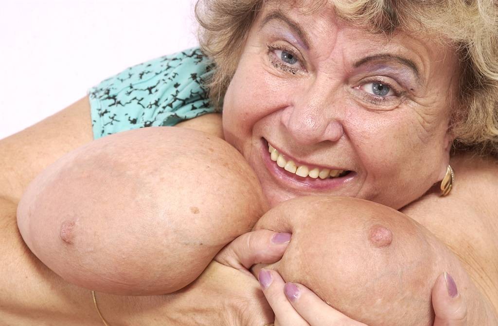 巨大な乳房で遊ぶ変態おばあちゃん
 #77199575