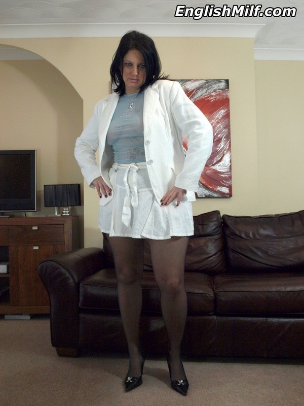 Daniella en costume et bas blancs montre son sexe juteux.
 #77221504