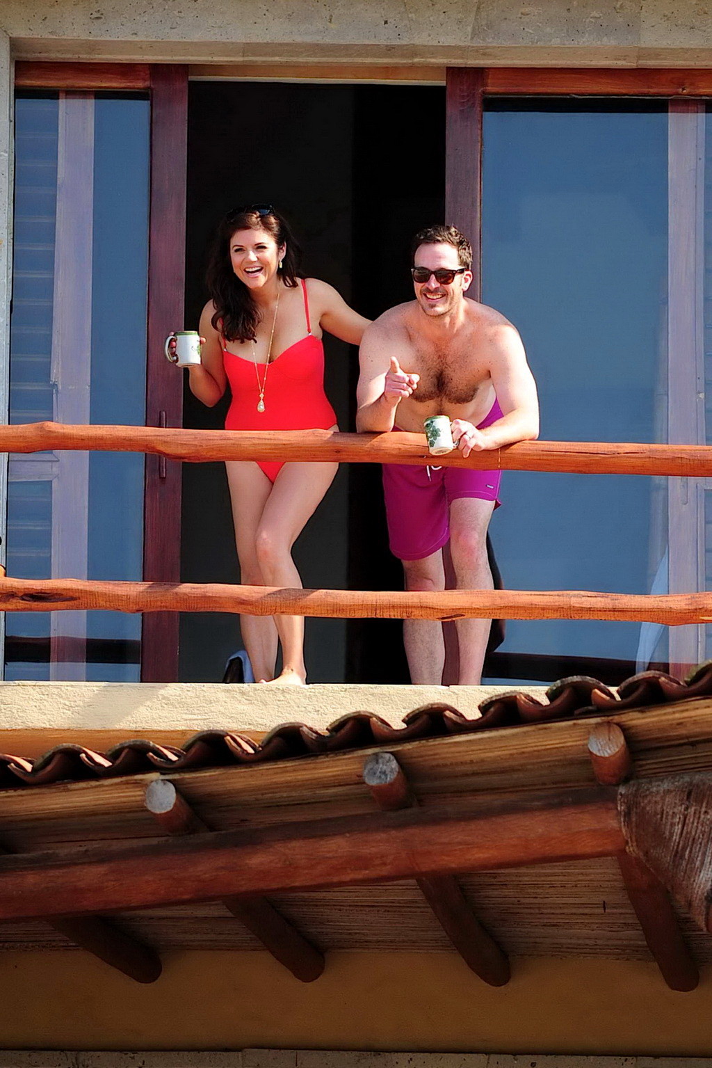Busty tiffani amber thiessen trägt einen roten Badeanzug an einem Strand in mexico
 #75205707