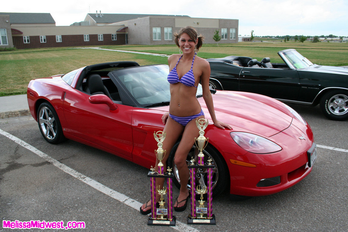 Melissa midwest posiert auf Autos bei einer Autoshow
 #67410038