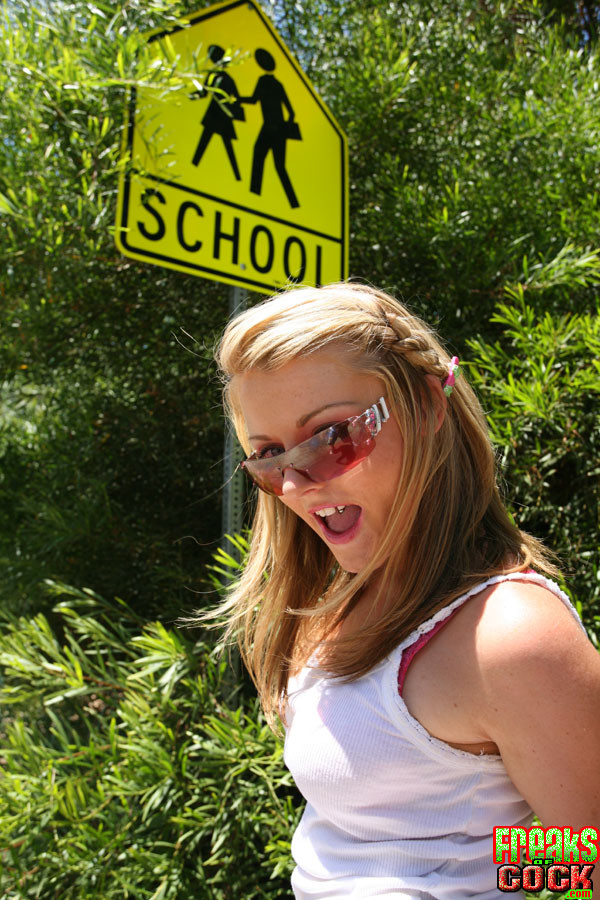 Joven rubia mostrando su rosa a un tipo con 14 pulgadas de polla
 #73969534