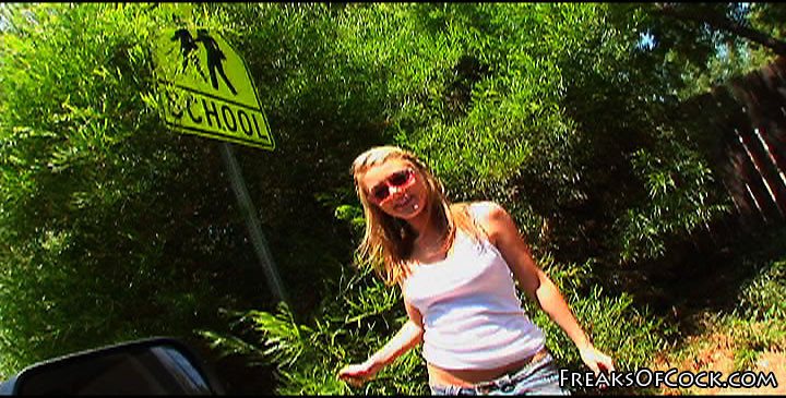 Joven rubia mostrando su rosa a un tipo con 14 pulgadas de polla
 #73969566