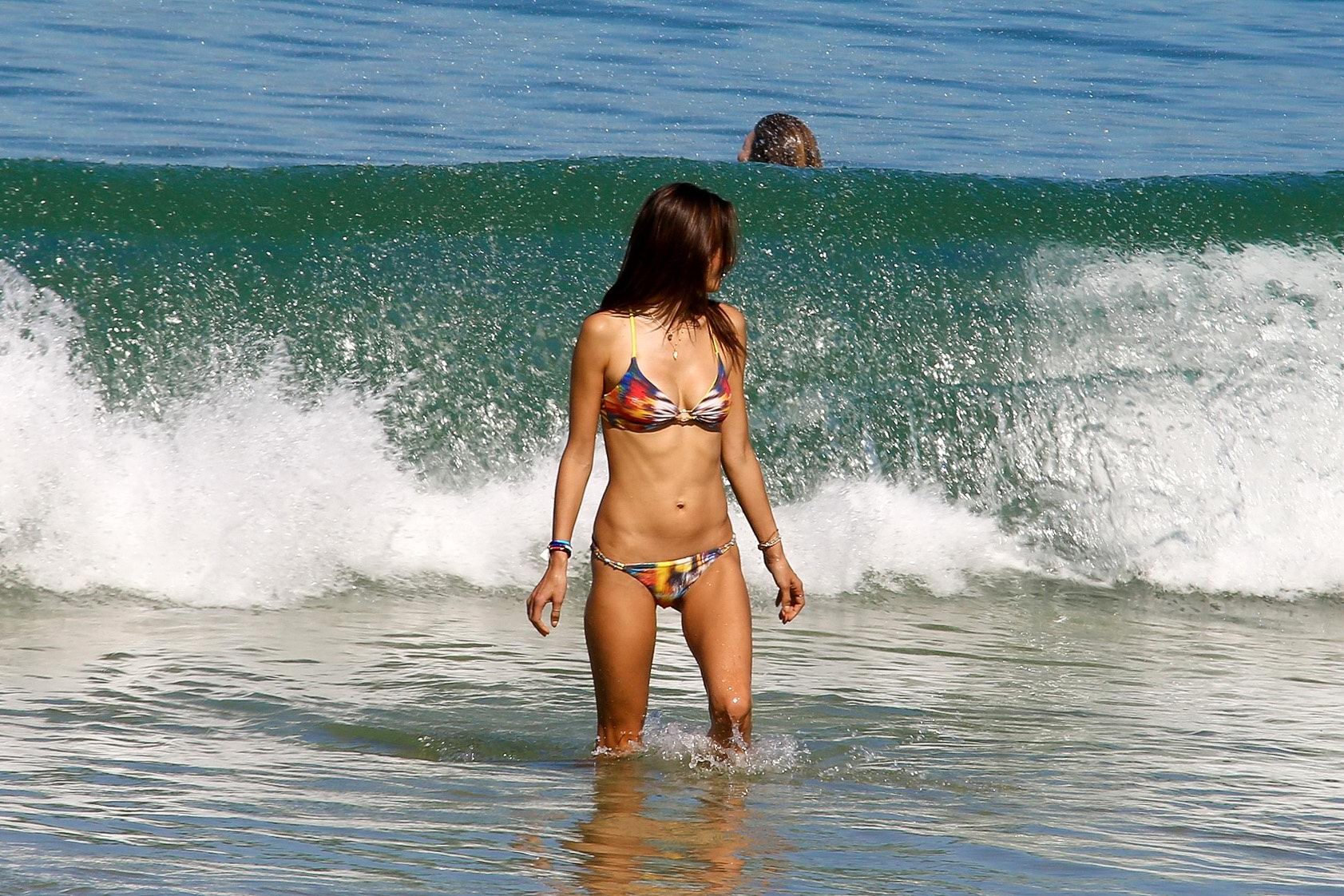 Alessandra ambrosio mostrando su cuerpo en bikini en una playa
 #75160915