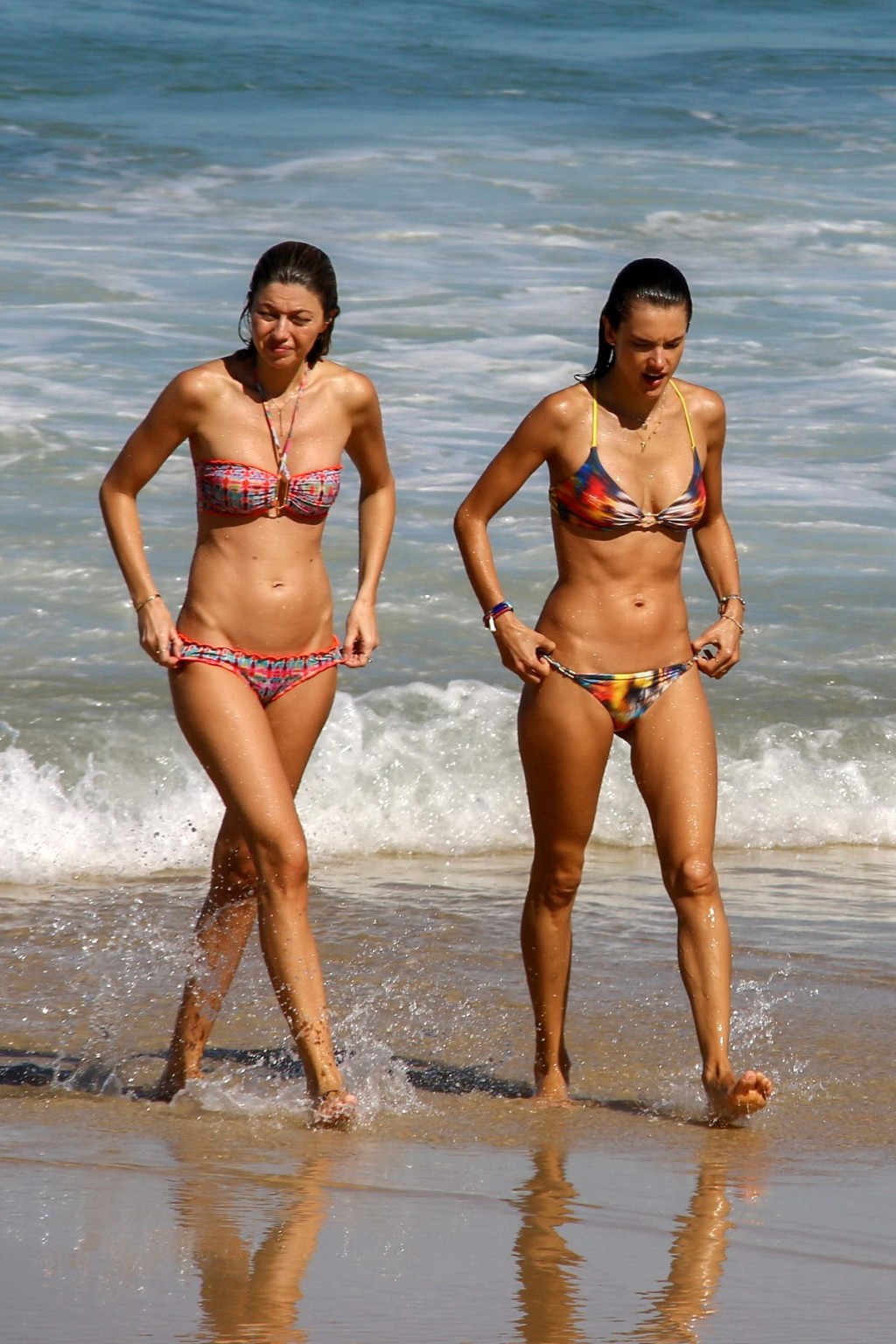 Alessandra ambrosio exhibant son corps en bikini sur une plage.
 #75160944