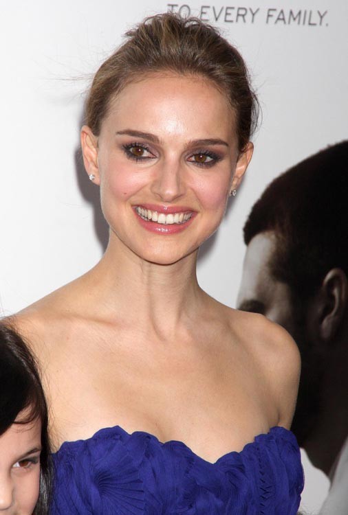 Natalie portman neckt oben ohne und heiße Höschen
 #75373150