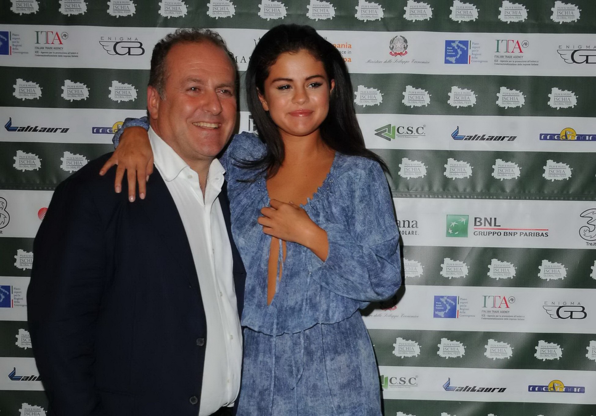 Selena gomez senza reggiseno che indossa il taglio basso e alto vestito blu dello spacco a ischia globale f
 #75190332