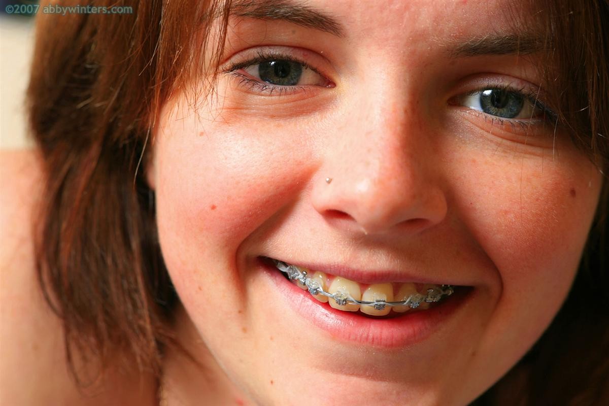 Amateur-Teenie mit Zahnspange fingert ihre fleischigen Muschilippen
 #75642399