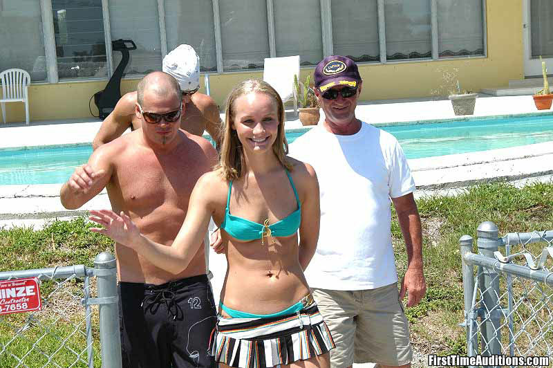 Une blonde mignonne s'envoie en l'air avec ces gars lors de sa première promenade en bateau.
 #68998083