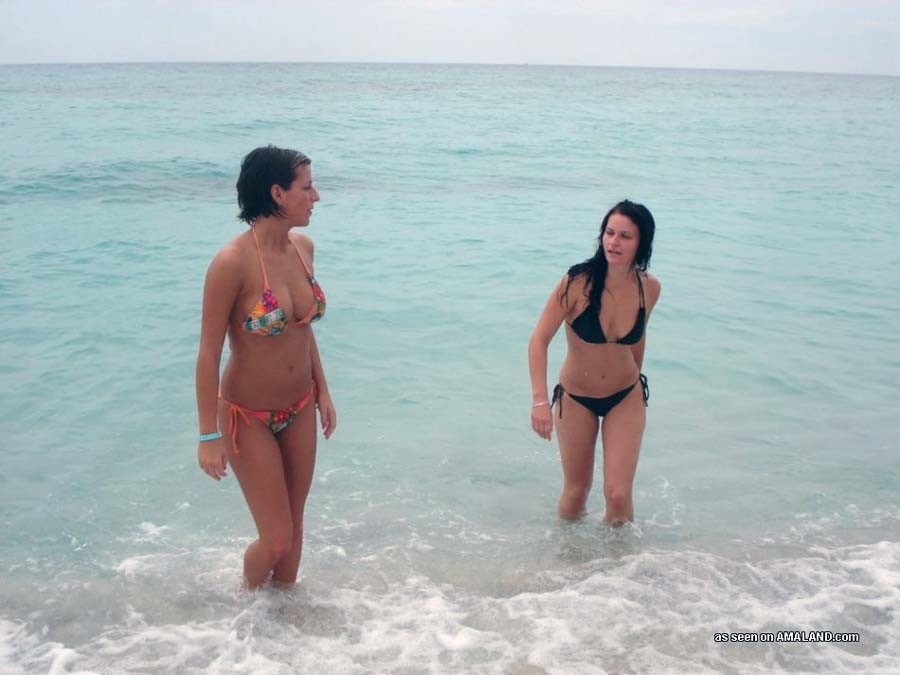 Selección de fotos de lesbos amateurs en bikini que se vuelven salvajes al aire libre 
 #68272420