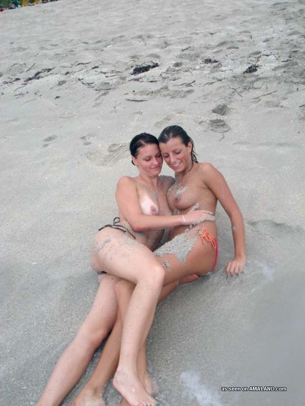 Sélection de photos d'une lesbienne coquine en bikini qui se déchaîne en plein air #68272437