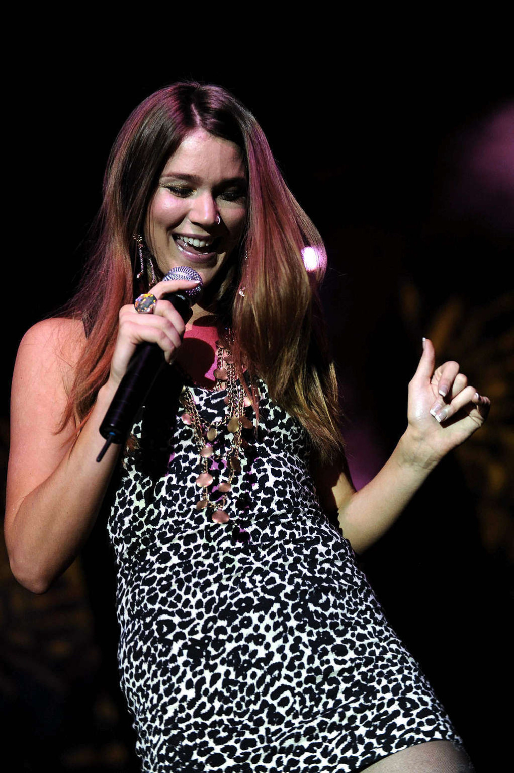 Joss stone upskirt en el escenario y muy leggy en mini falda
 #75360287