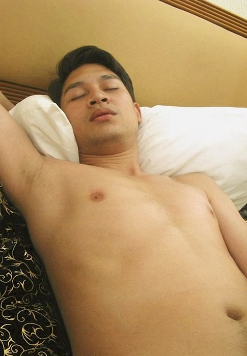 Ein wunderschöner asiatischer Twink wird geil und wichst in einem Hotel
 #76918634