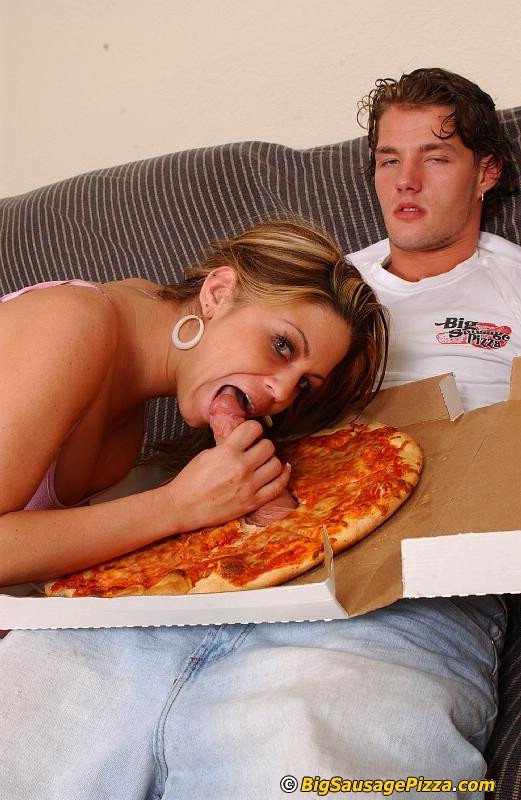 Nena hambrienta comiendo polla a través de una pizza
 #76040524