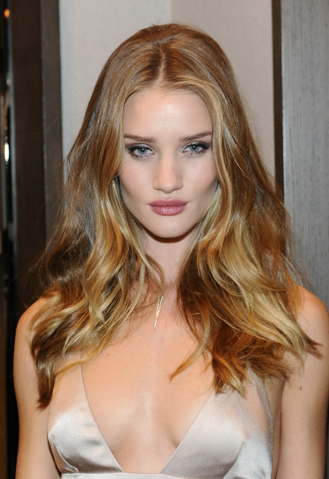 Rosie huntington-whiteley senza reggiseno mostrando lato-boob al lancio del corpo burberry 
 #75284353