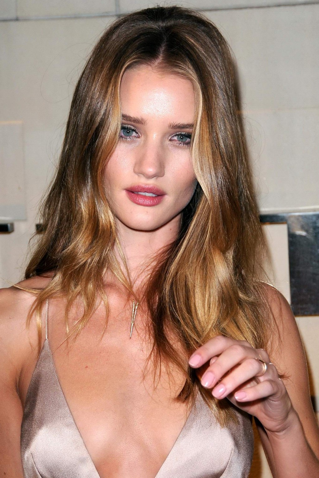 Rosie huntington-whiteley senza reggiseno mostrando lato-boob al lancio del corpo burberry 
 #75284362