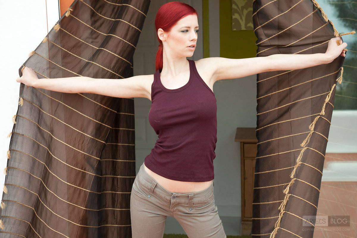 Perfektes nacktes kleines Babe zeigt ihre Titten
 #68259112