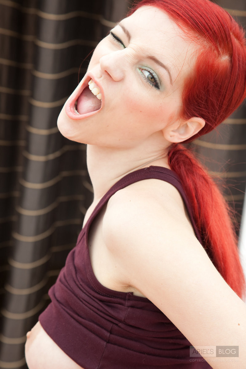 Perfektes nacktes kleines Babe zeigt ihre Titten
 #68259250