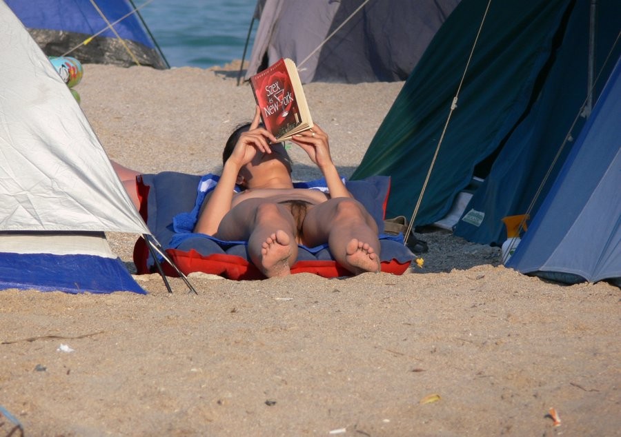 Wunderschönes nacktes Mädchen mit schönem Arsch nimmt ein Sonnenbad
 #72246463