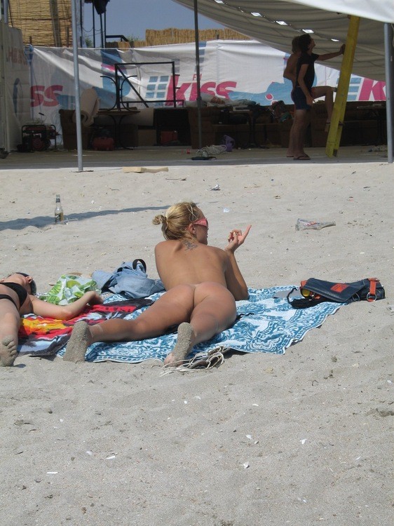 Wunderschönes nacktes Mädchen mit schönem Arsch nimmt ein Sonnenbad
 #72246475