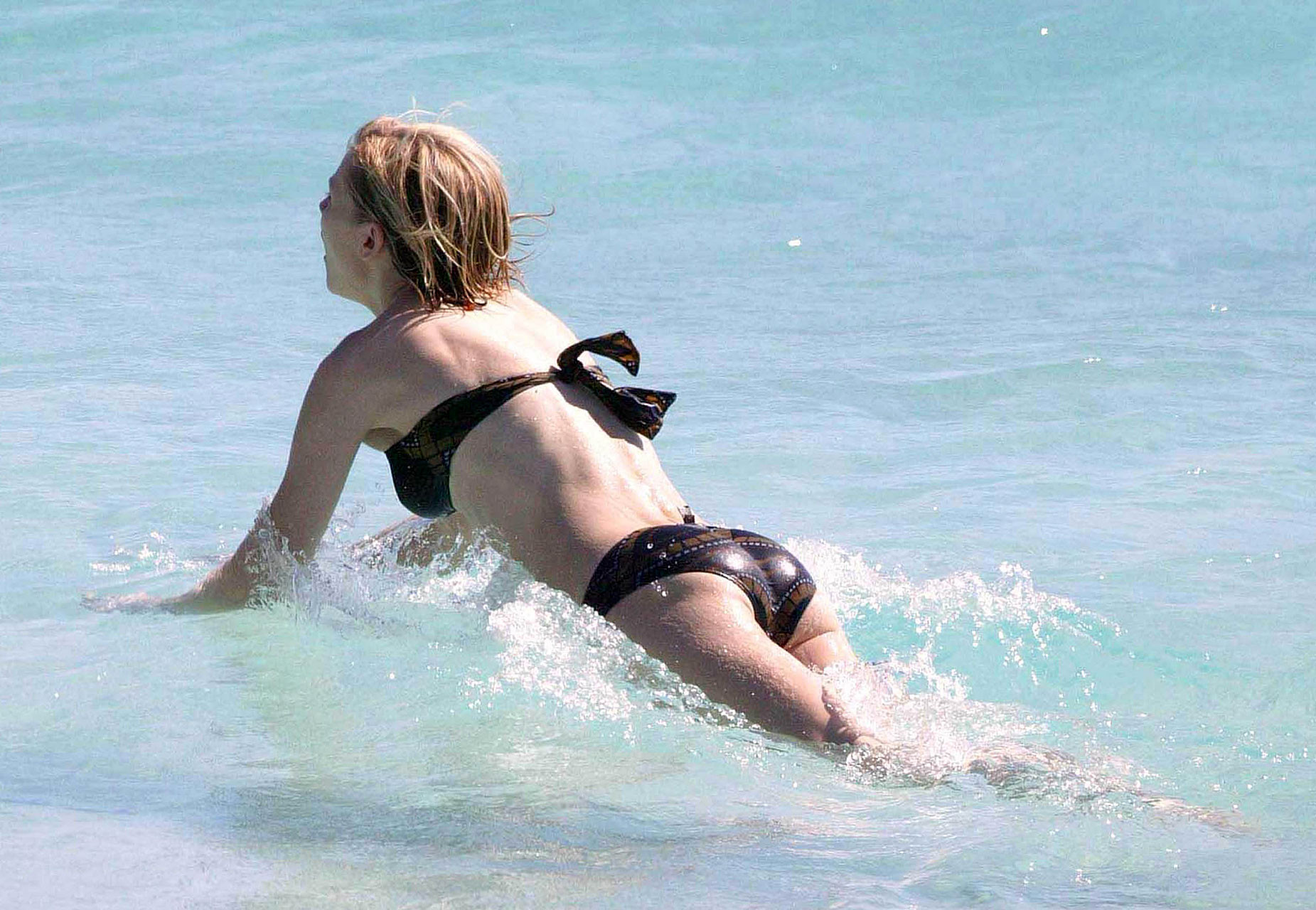 Kirsten Dunst entblößt ihren sexy Körper und heißen Arsch im Bikini am Strand
 #75330018