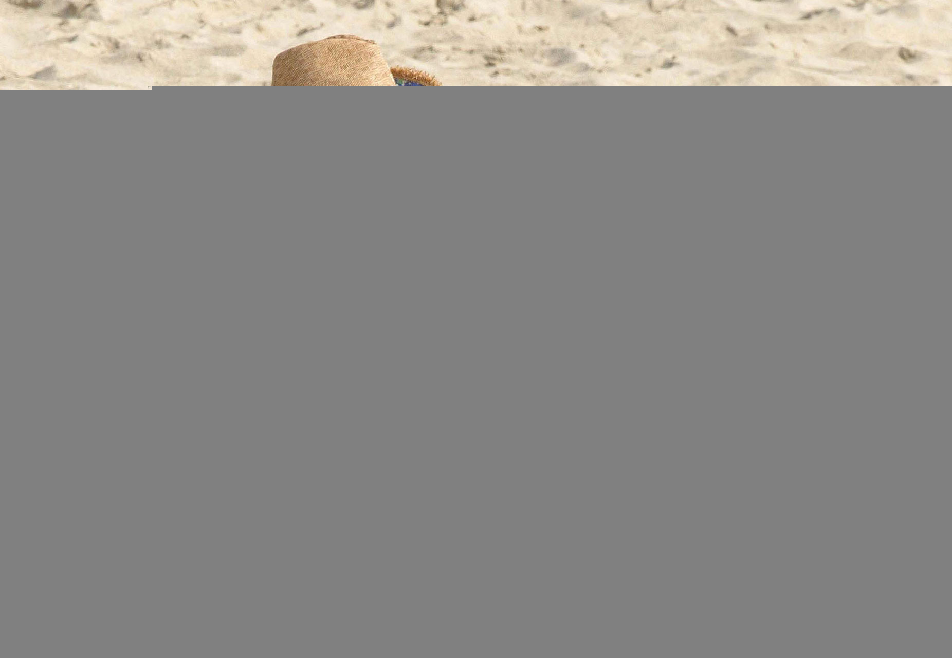 Kirsten Dunst entblößt ihren sexy Körper und heißen Arsch im Bikini am Strand
 #75330045