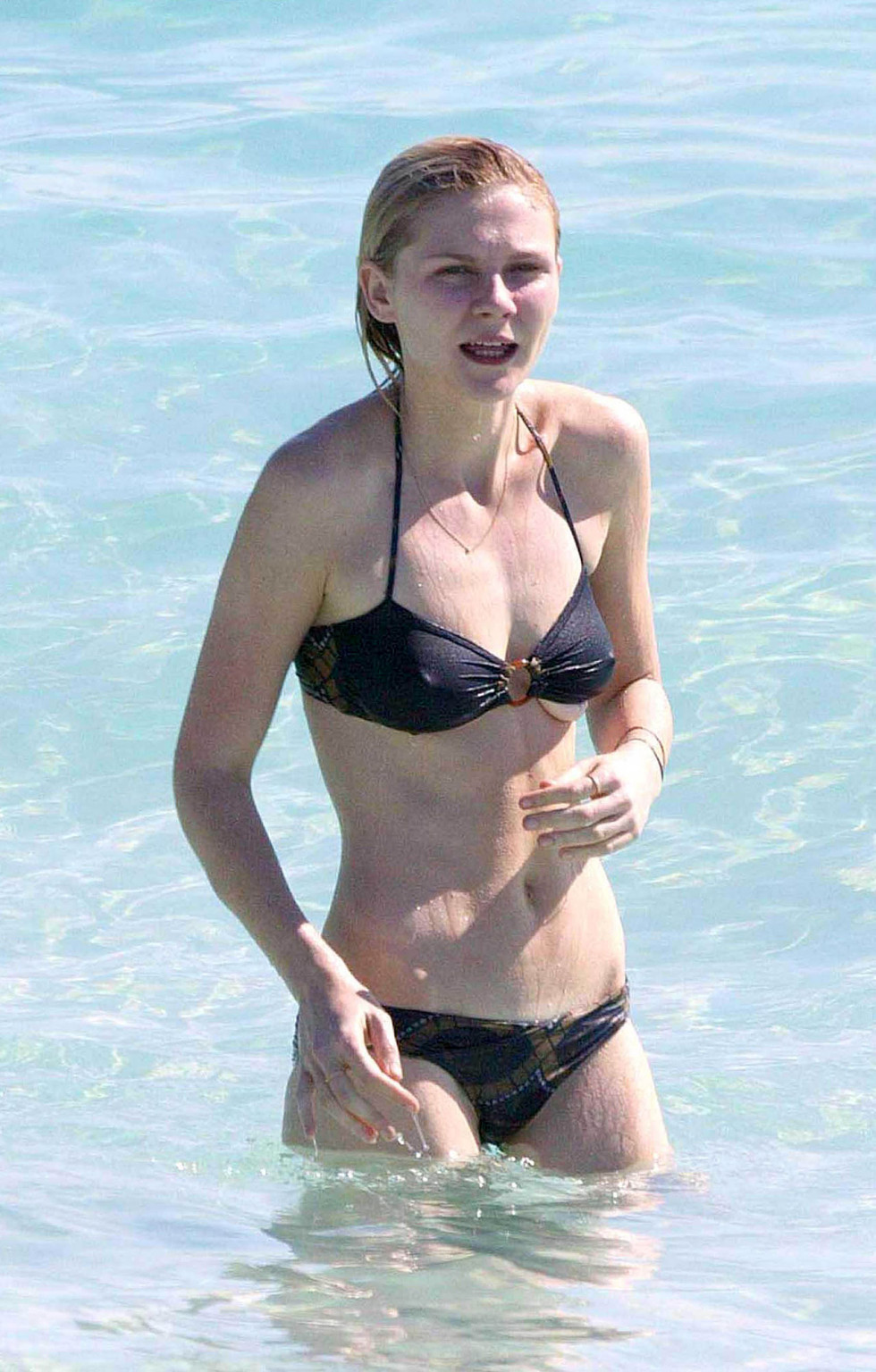 Kirsten Dunst entblößt ihren sexy Körper und heißen Arsch im Bikini am Strand
 #75330063