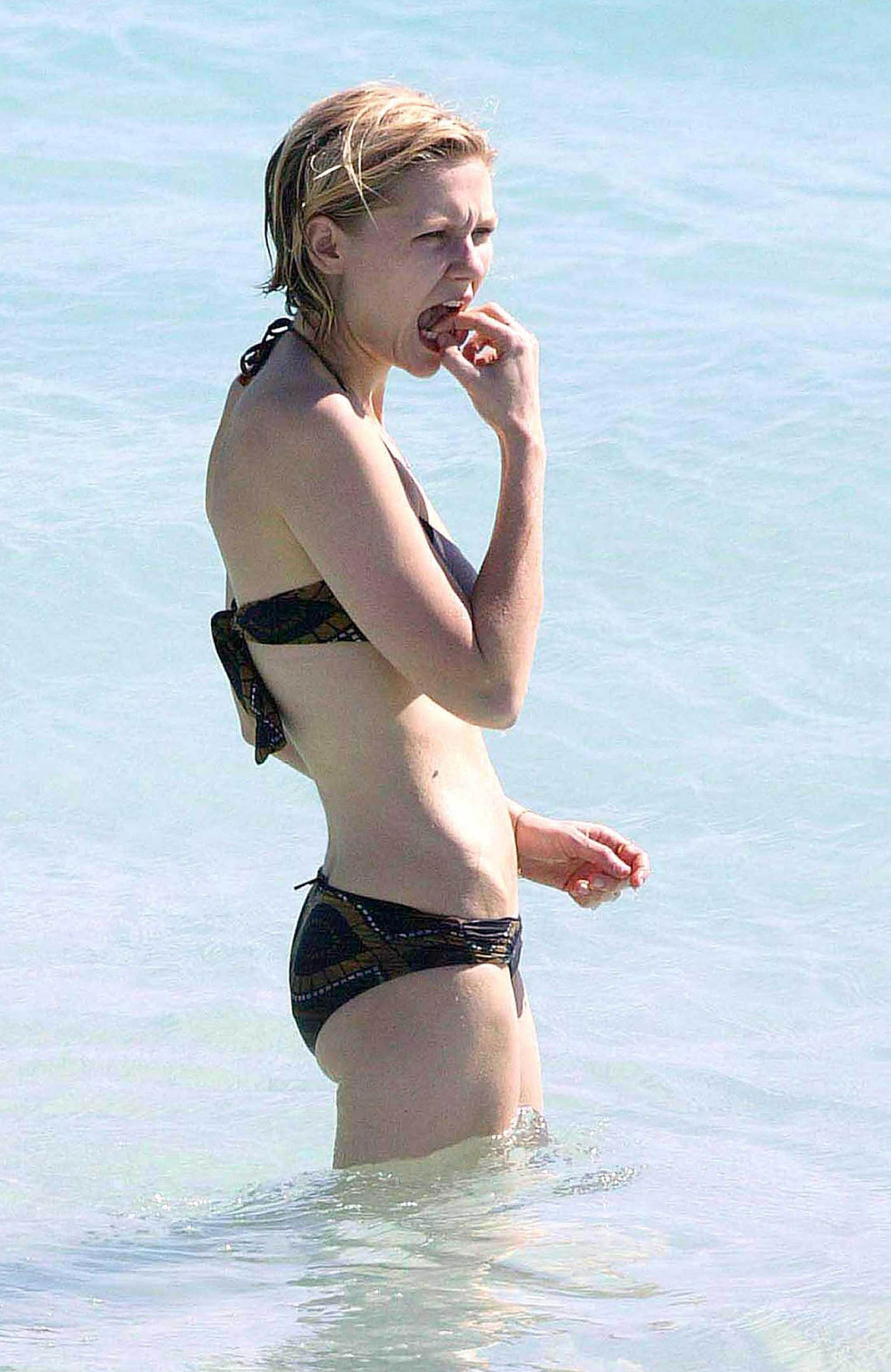 Kirsten Dunst entblößt ihren sexy Körper und heißen Arsch im Bikini am Strand
 #75330093